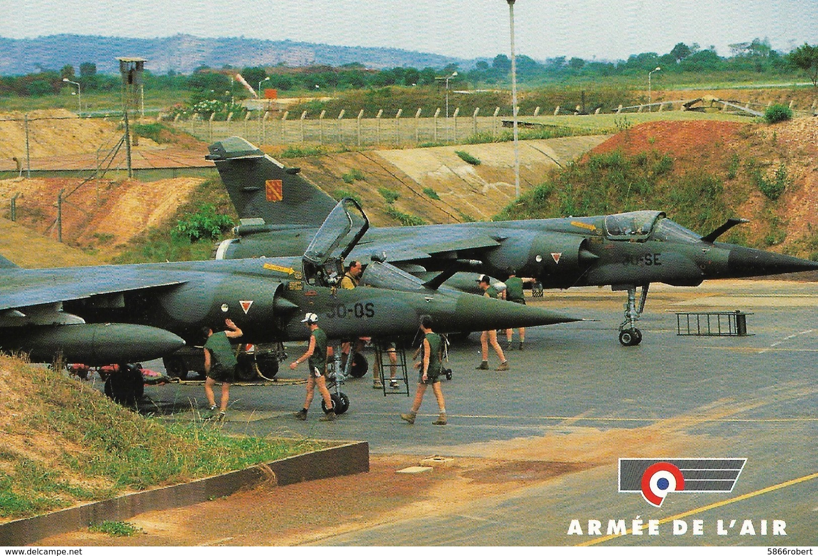 CARTE POSTALE PHOTO SIRPA ORIGINALE DE L'ARME DE L'AIR : MIRAGE FI CT ESCADRON DE CHASSE TERRAIN DE BANGUI M'POKO - Equipment