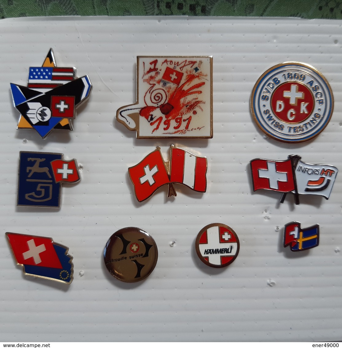 SUISSE . Avec PETITS DRAPEAUX . 10 Pin's - Lots