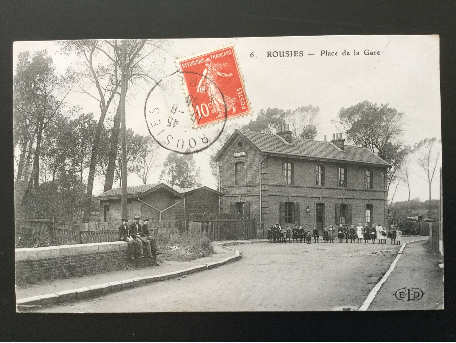 CPA Du 19 Juin 1908 Rousies Place De La Gare Nombreux Enfants - Autres & Non Classés