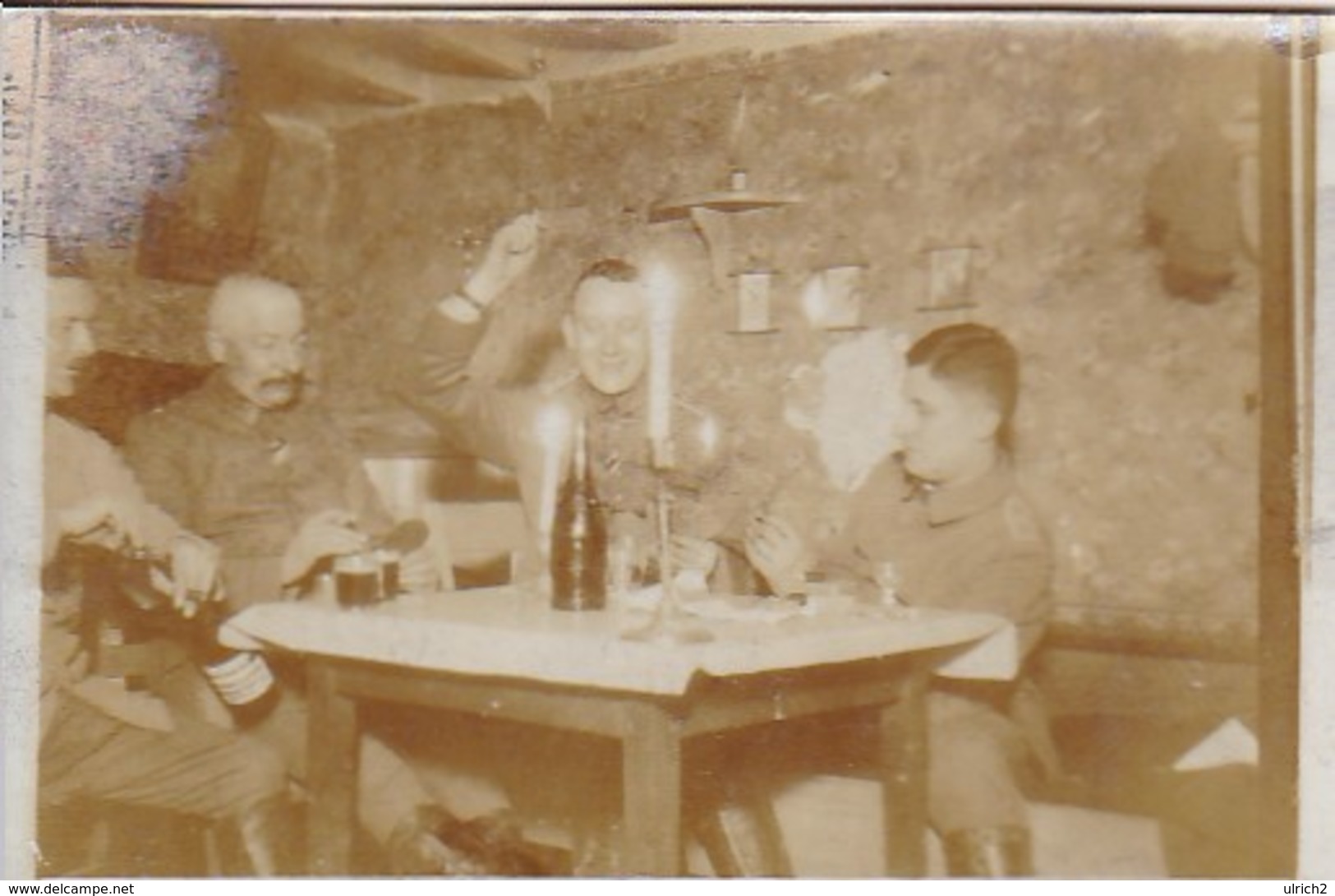 Foto Deutsche Soldaten Beim Kartenspiel - Weinflaschen - 1. WK - 8*5,5cm  (46831) - Krieg, Militär
