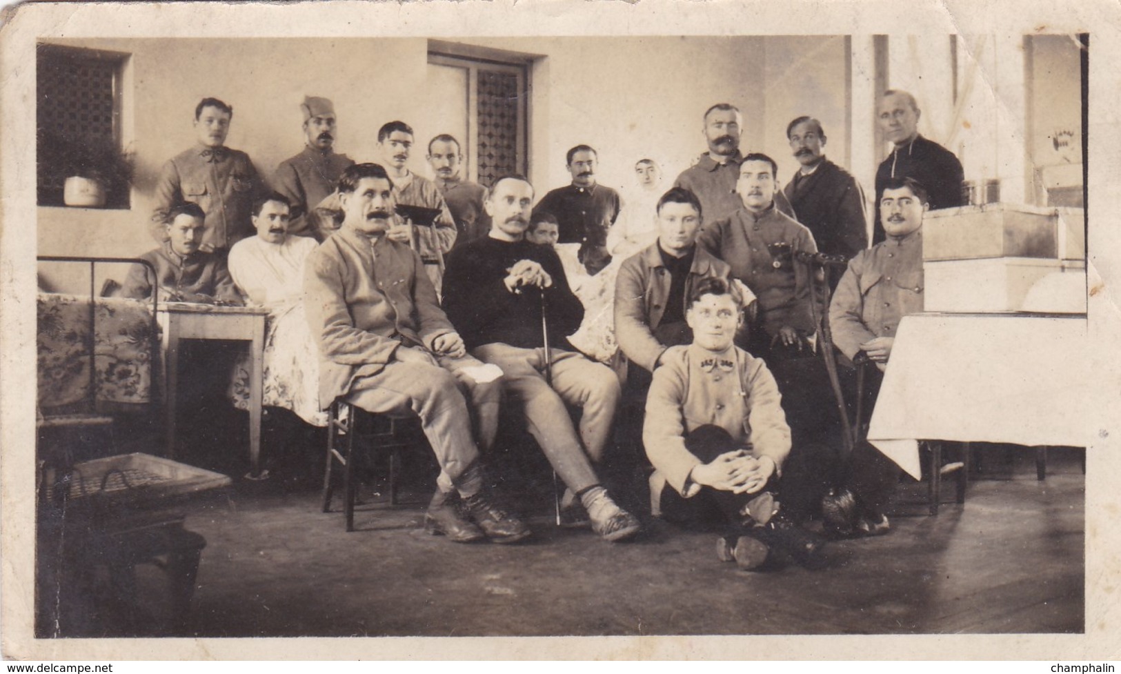 Photographie - Soldats En Convalescence Dont 1 Du 285ème Régiment D'Infanterie Basé à Cosne-sur-Loire (58) - WWI Hôpital - Oorlog, Militair