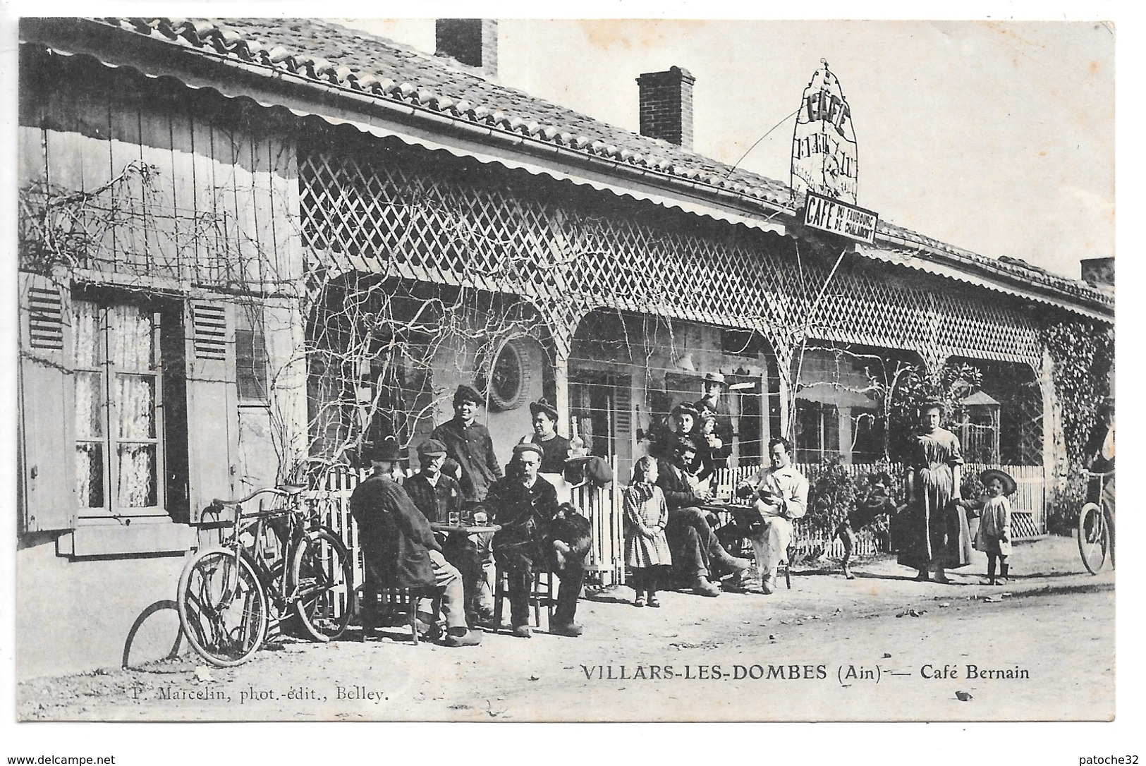 Cpa...Villars-les-Dombes...(Ain)...café Bernain...animée...(singe Sur Le Genou De La Personne De La Première Table)... - Villars-les-Dombes