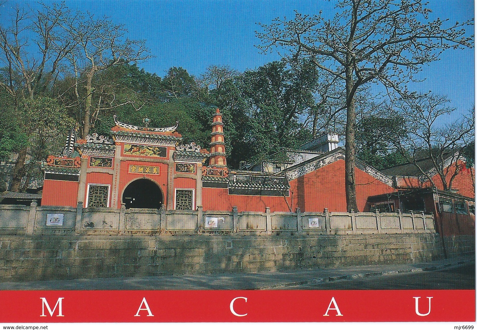 MACAU POSTCARD SET OF 10. EDITION OF MACAU GOVERNMENT TOURIST OFFICE INCLUDING FOLDER