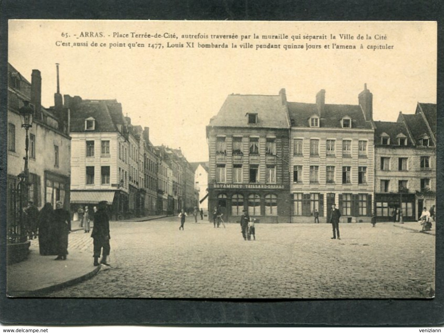 CPA - ARRAS - Place Terrée De Cité, Autrefois Traversée Par La Muraille Qui Séparait La Ville De La Cité, Animé - Arras