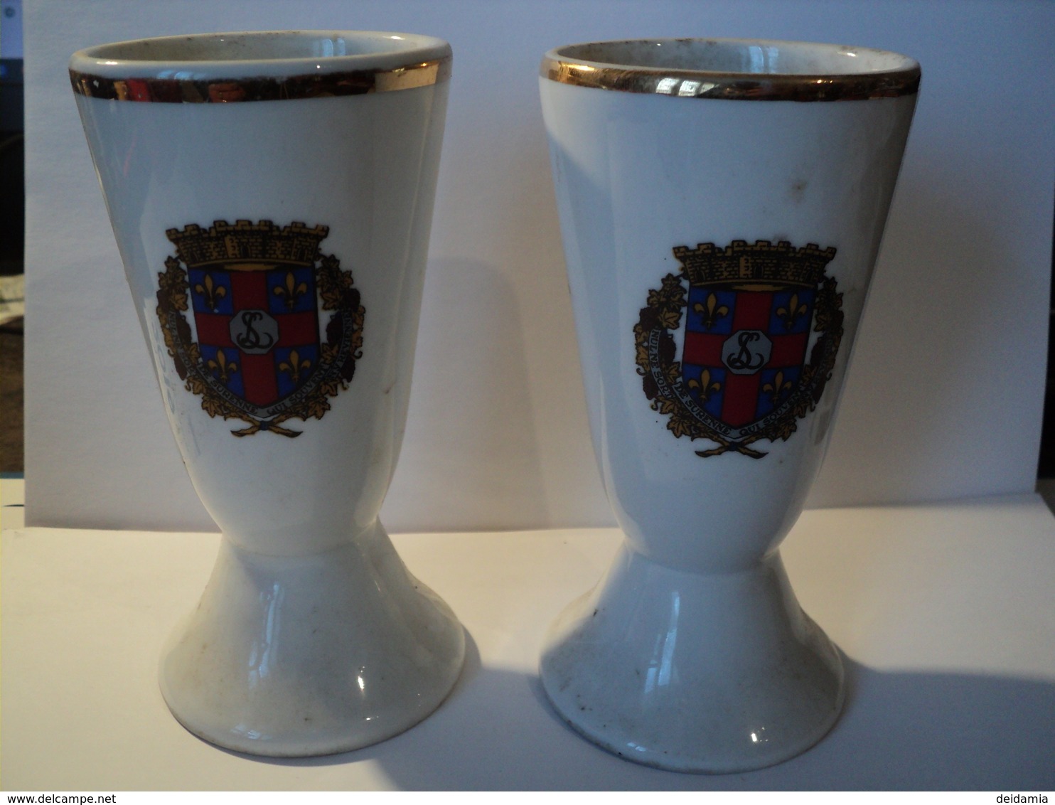 PAIRE DE MAZAGRANS AU BLASON DE SURENNE. PORCELAINE EPAISSE. - Cups