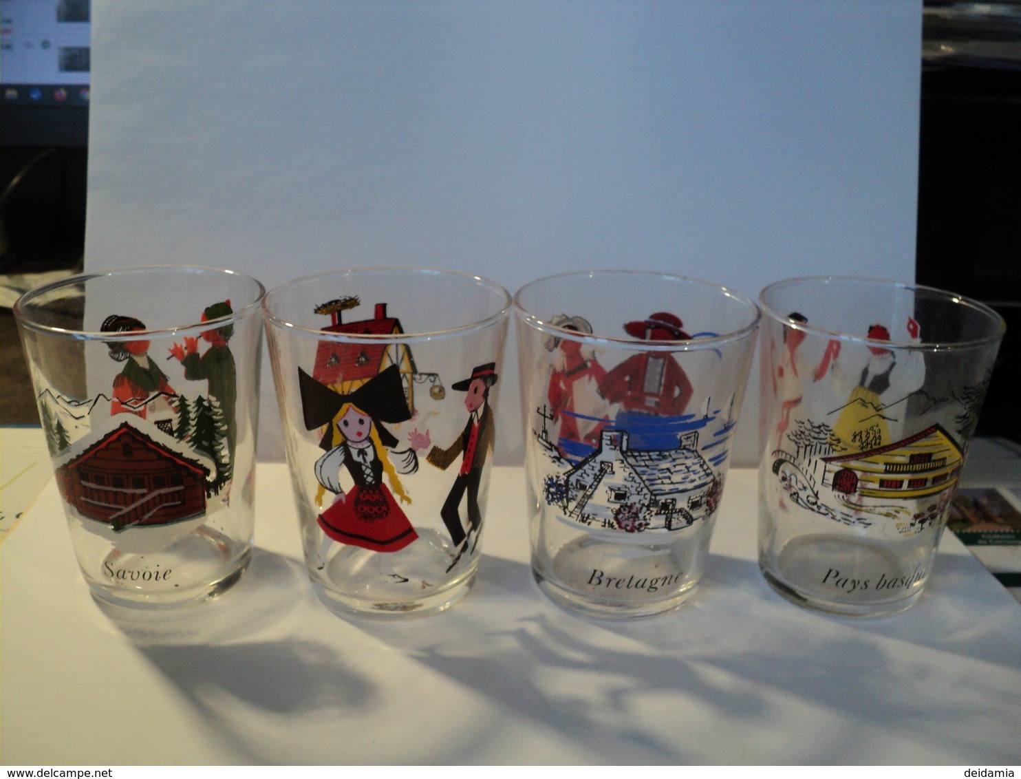 LOT DE 4 VERRES AUX DECORS DE PROVINCES FRANCAISES. ANNEES 60 - Verres