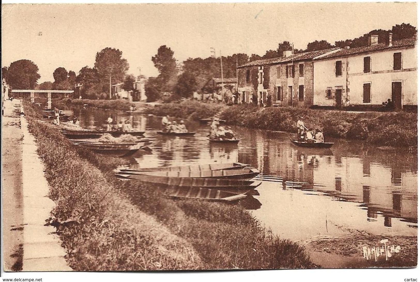 D79 - COULON - DEPART DES BÂTEAUX SUR LA VISITE DE LA VENISE VERTE-LE MARAIS POITEVIN-Personnes Sur Barques-RAMUNTCHO - Sonstige & Ohne Zuordnung