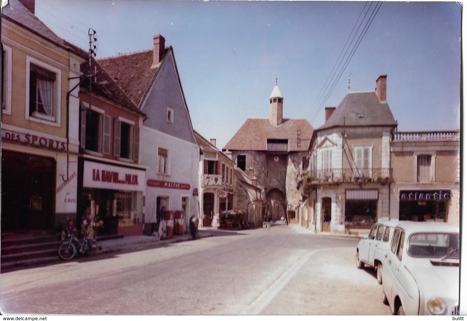 AINAY LE CHATEAU - Place Du Faubourg - Voiture : Renault 4 L - Autres & Non Classés