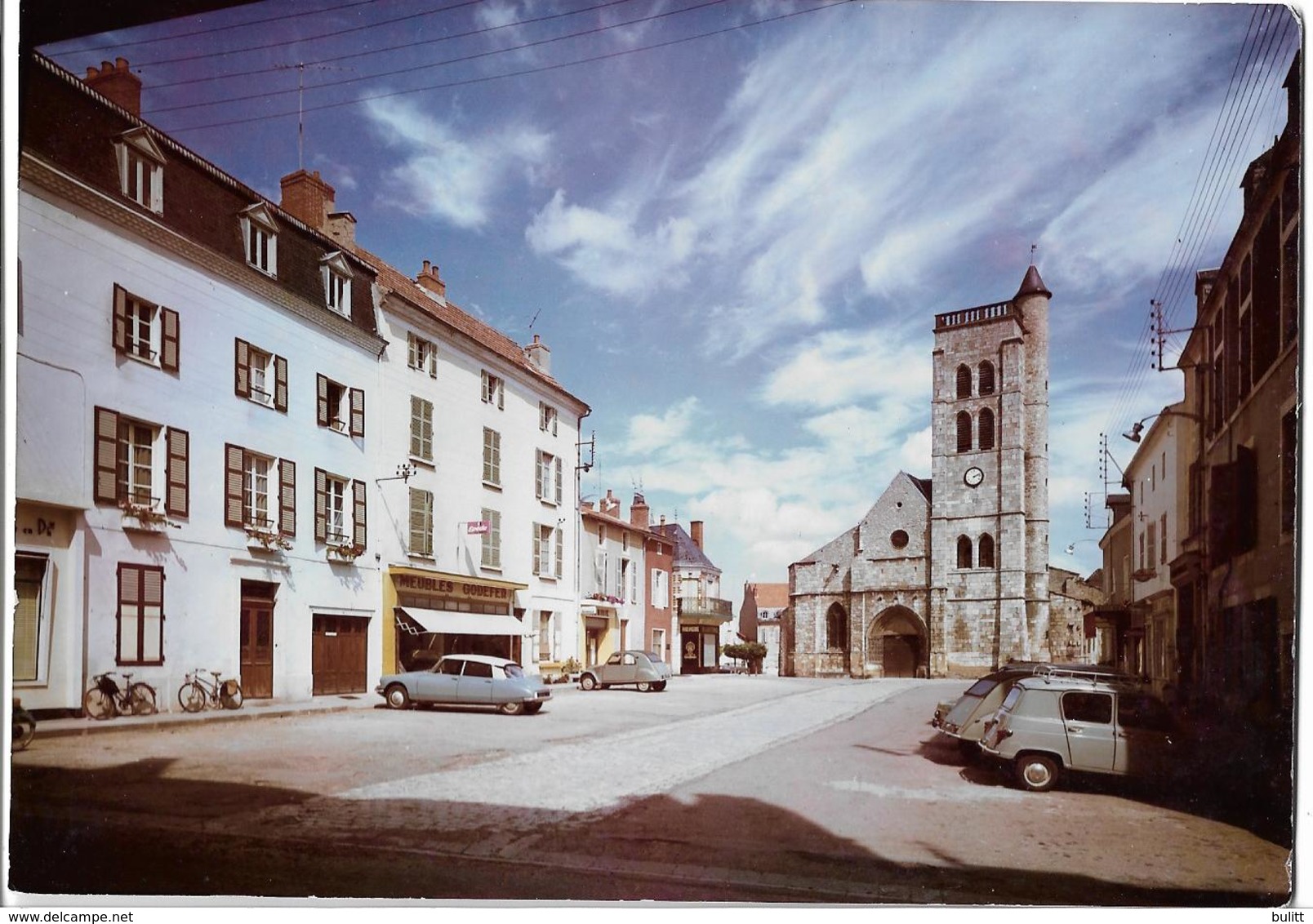 GANNAT - Place De L'église  - Voiture : Citroen DS - 2 CV - Renault 4 L - Autres & Non Classés