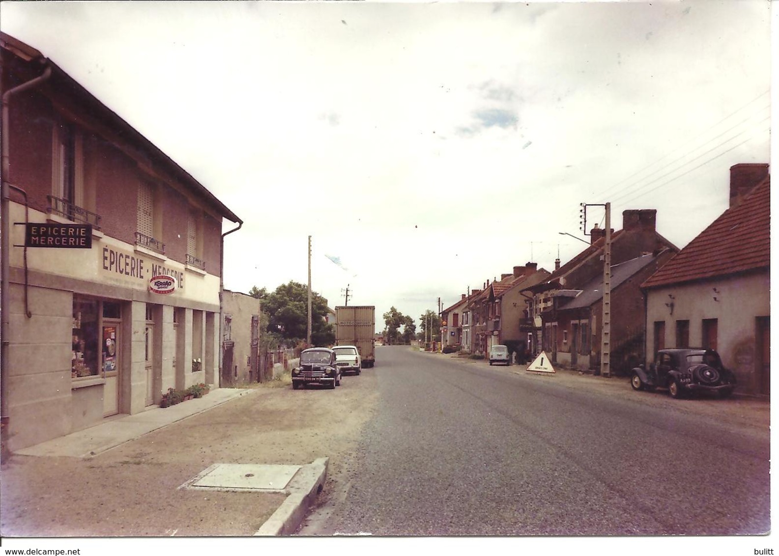 CHAMBLET - Route De Moulins-Montluçon - Voiture : Renault 4 L - 4 CV - Peugeot 404 -Citroen Traction - Lapalisse