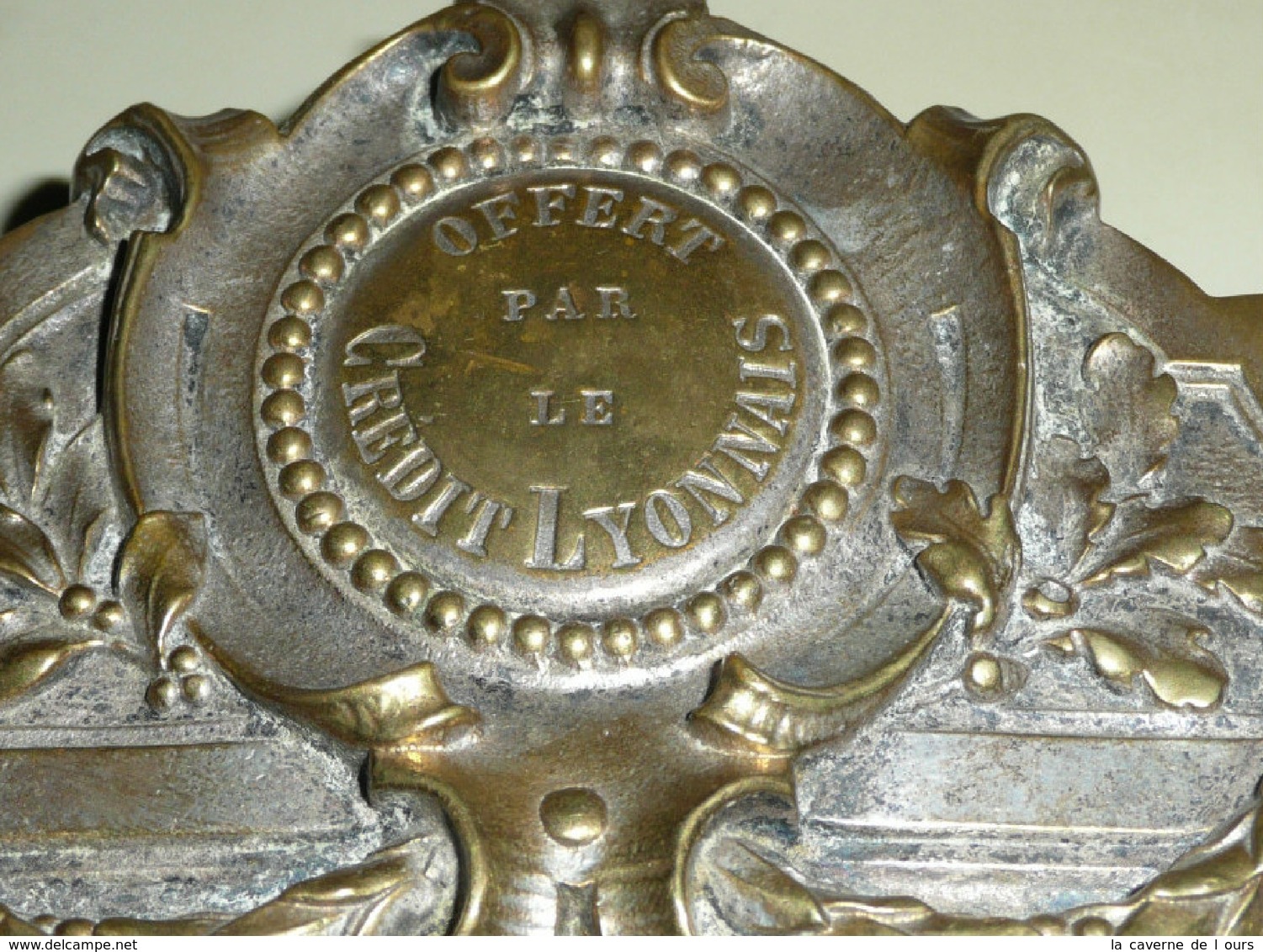 Rare Ancien Cadre En Bronze Argenté Offert Par Le Crédit Lyonnais Fin XIXe, Porte-médaille Ou Autre, Décors Guirlandes - Bronzes