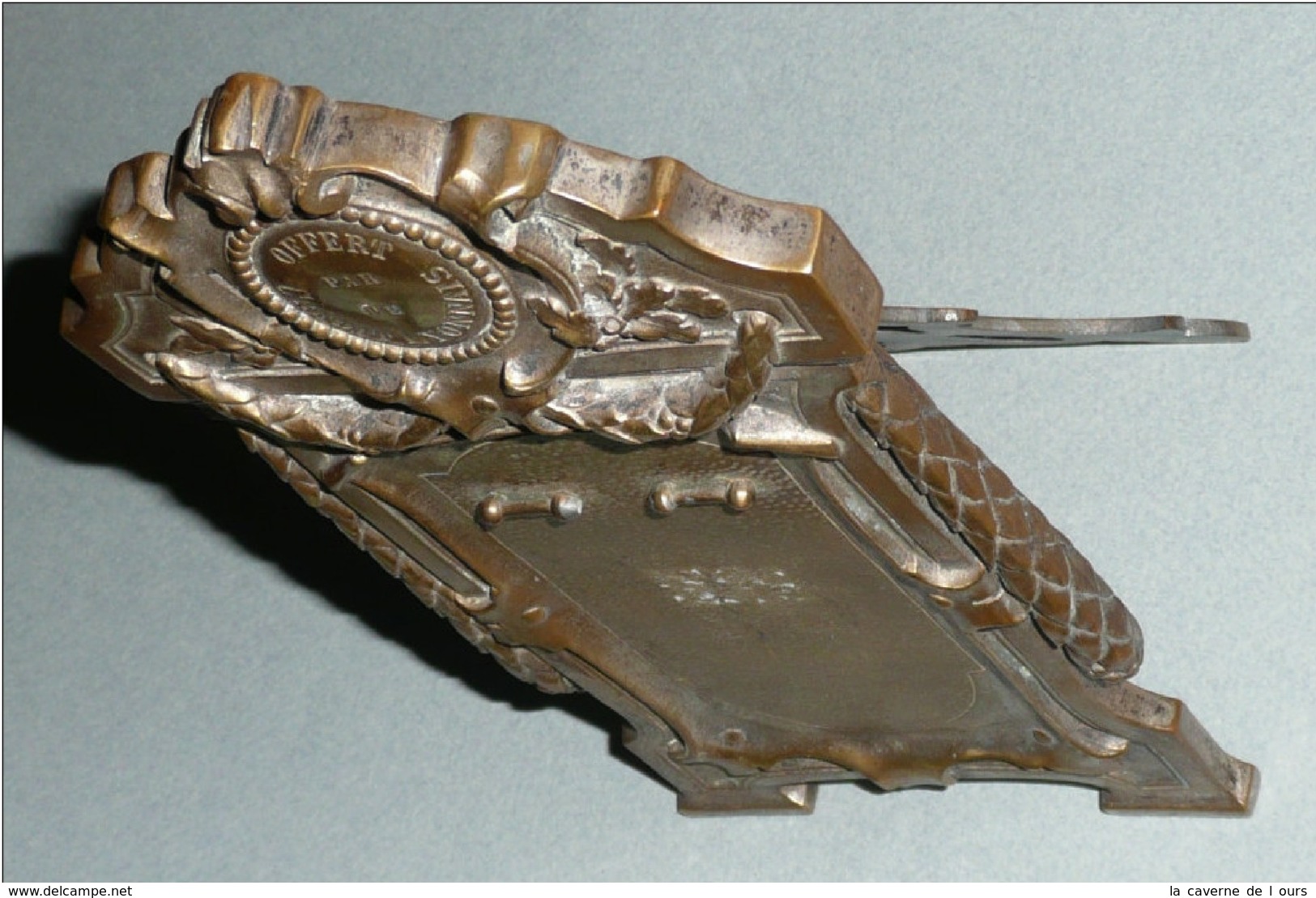 Rare Ancien Cadre En Bronze Argenté Offert Par Le Crédit Lyonnais Fin XIXe, Porte-médaille Ou Autre, Décors Guirlandes - Bronzes