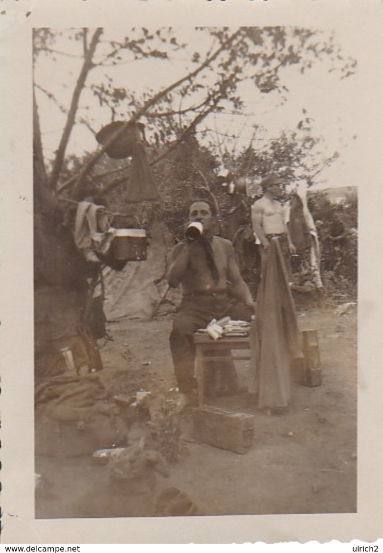 Foto Deutsche Soldaten Im Lager Von Tscherkaskoje Mit Marketenderwaren - Russland - 1943 - 8*5cm (46871) - Krieg, Militär