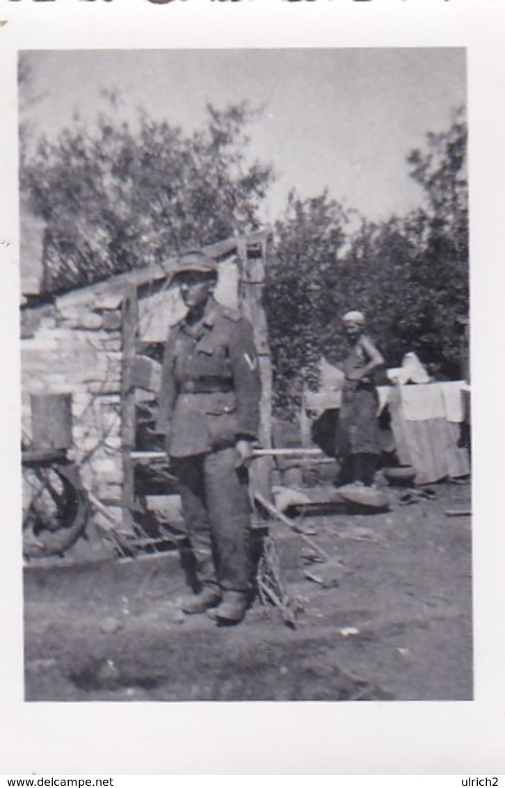 Foto Deutscher Soldat Und Einheimische In Petrofka - Russland - 1943 - 7,5*5cm (46874) - Krieg, Militär