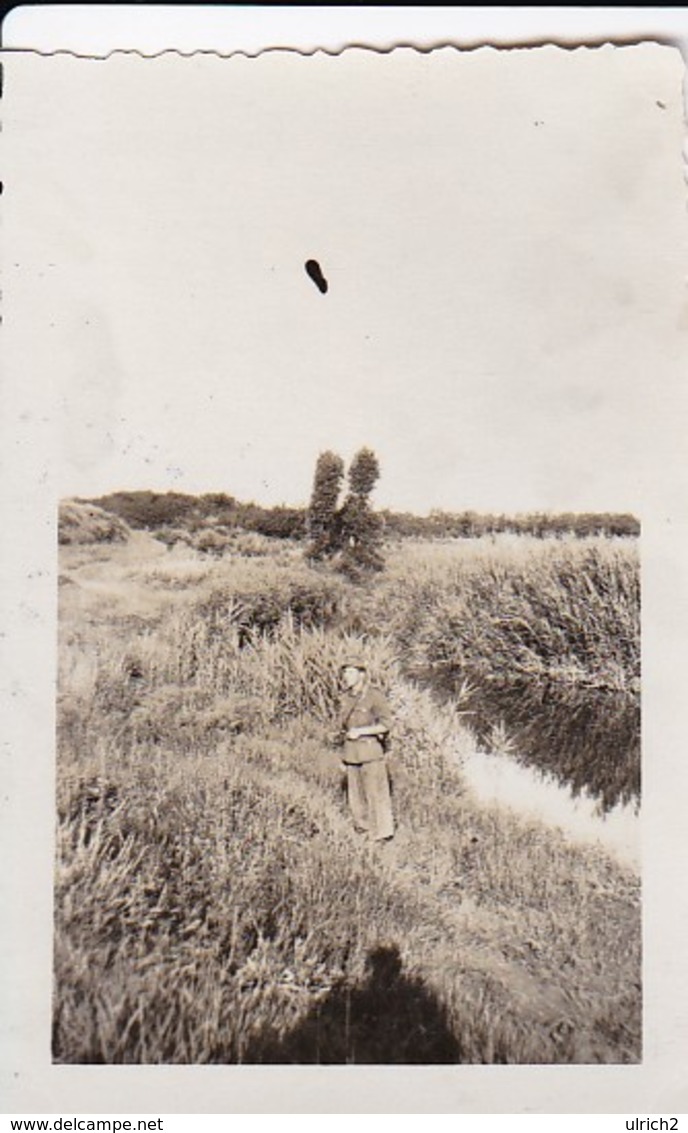 Foto Deutscher Soldat Am Lugan In Krasna Lutsch - Russland - 1943 - 8*5cm (46875) - Krieg, Militär