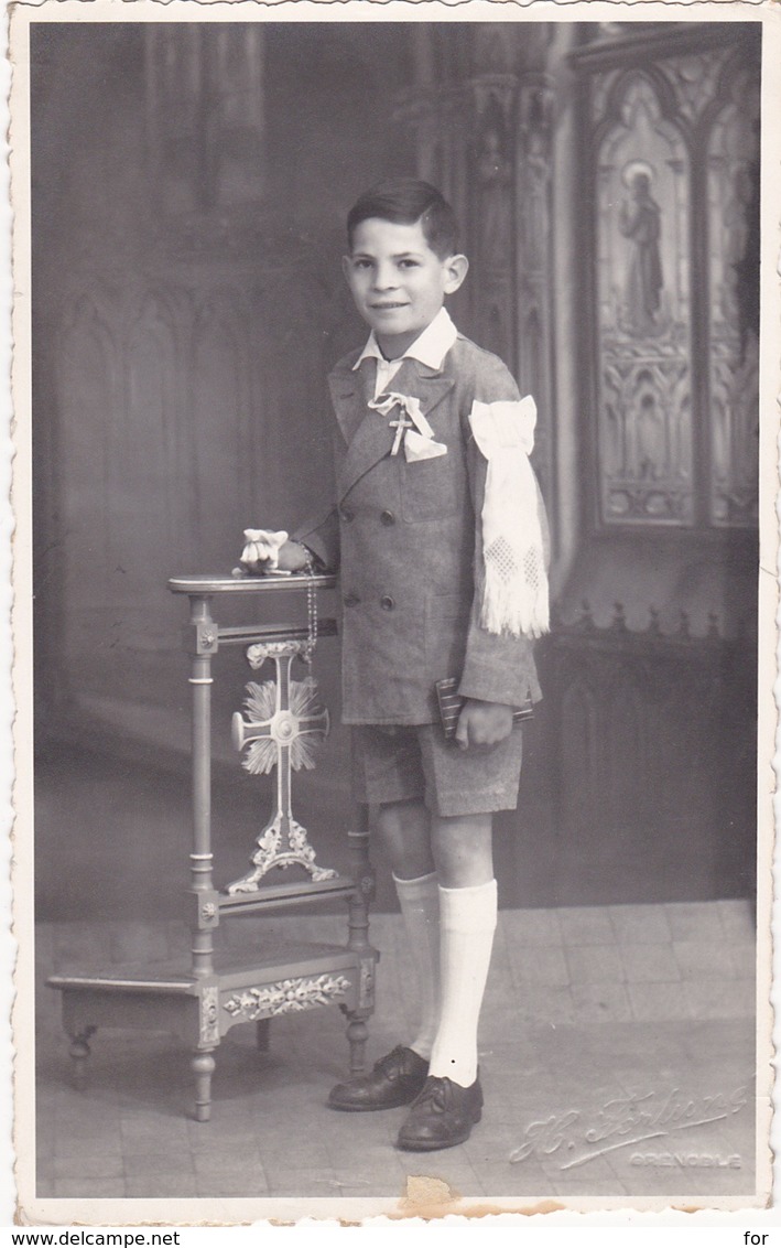 Carte Photo : Garçon : Communiant Avec Brassard, Prie-dieu Et Croix - D. BUFFIERE - ( Photo.  Fortuné - Grenoble ) - Communion