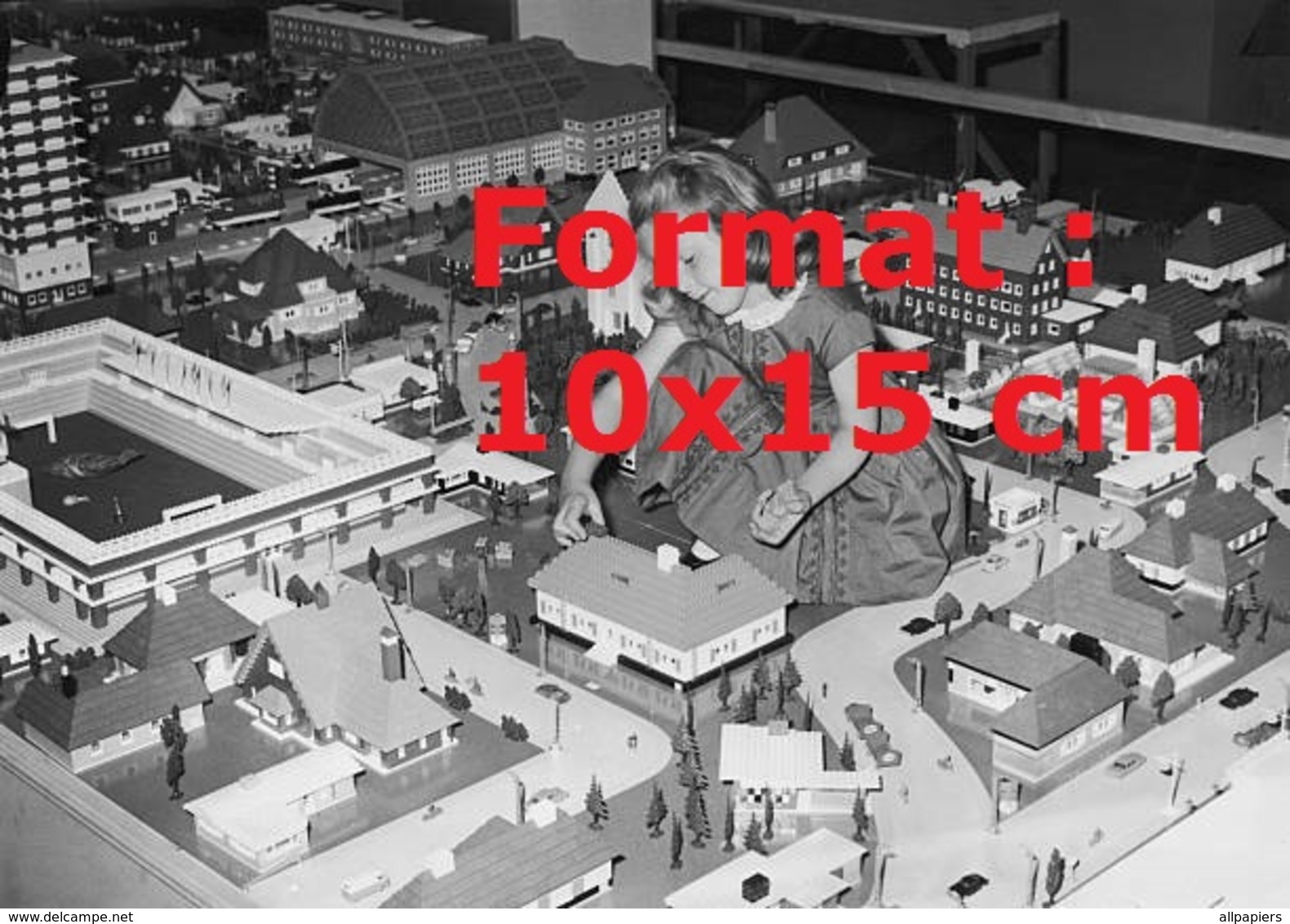 Reproduction D'une Photographie Ancienne D'une Fillette Jouant Au Milieu D'une Ville Construite En Lego En 1962 - Altri & Non Classificati