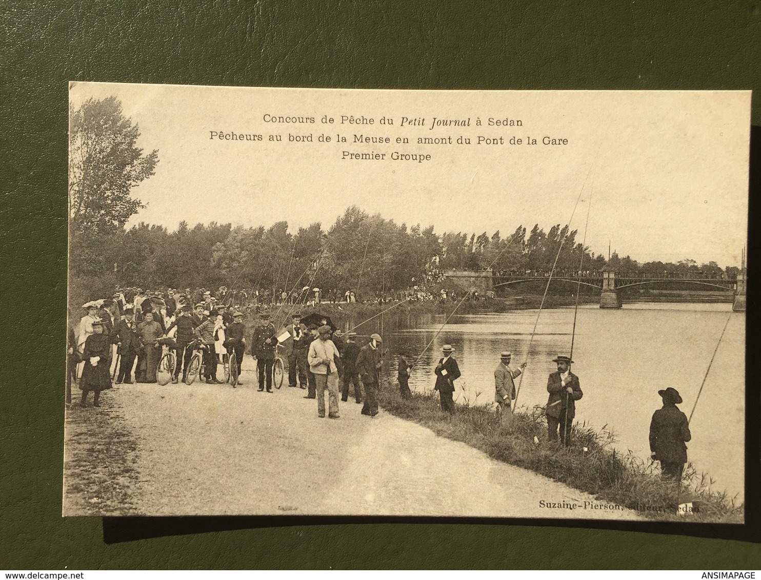 Concours De Pêche Du Petit Journal à SEDAN, Pêcheurs Au Bord De La Meuse, En Amont Du Pont De La Gare, Premier Groupe - Sedan