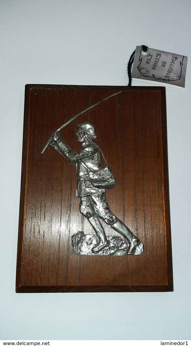 Trophée Du  Pêcheur Sur Son Tableau Avec Son Lancer - Pêche