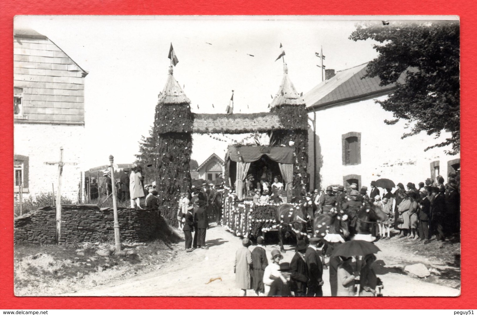 Hollange. (Fauvillers).Carte-photo.  Défilé De Chars Fleuris. Spectateurs Et Militaires. Photo Schumacher Bastogne - Fauvillers