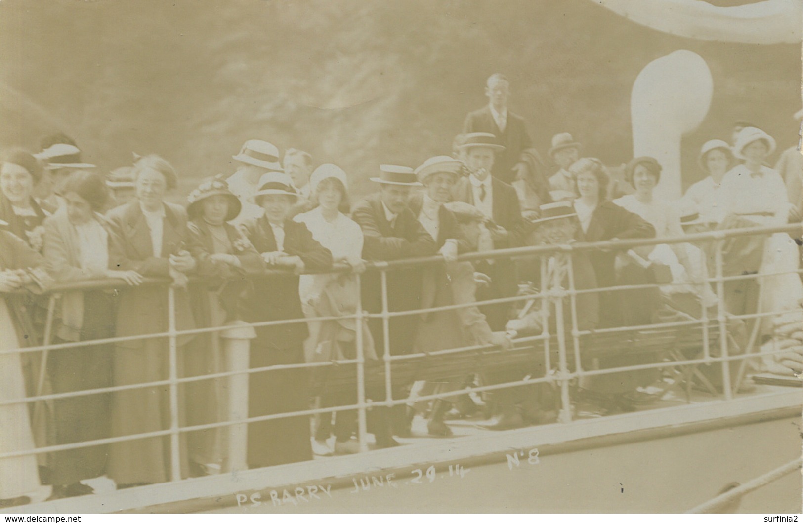 DEVON - ILFRACOMBE - PADDLE STEAMER "BARRY" WITH TRIPPERS RP  Dv228 - Ilfracombe
