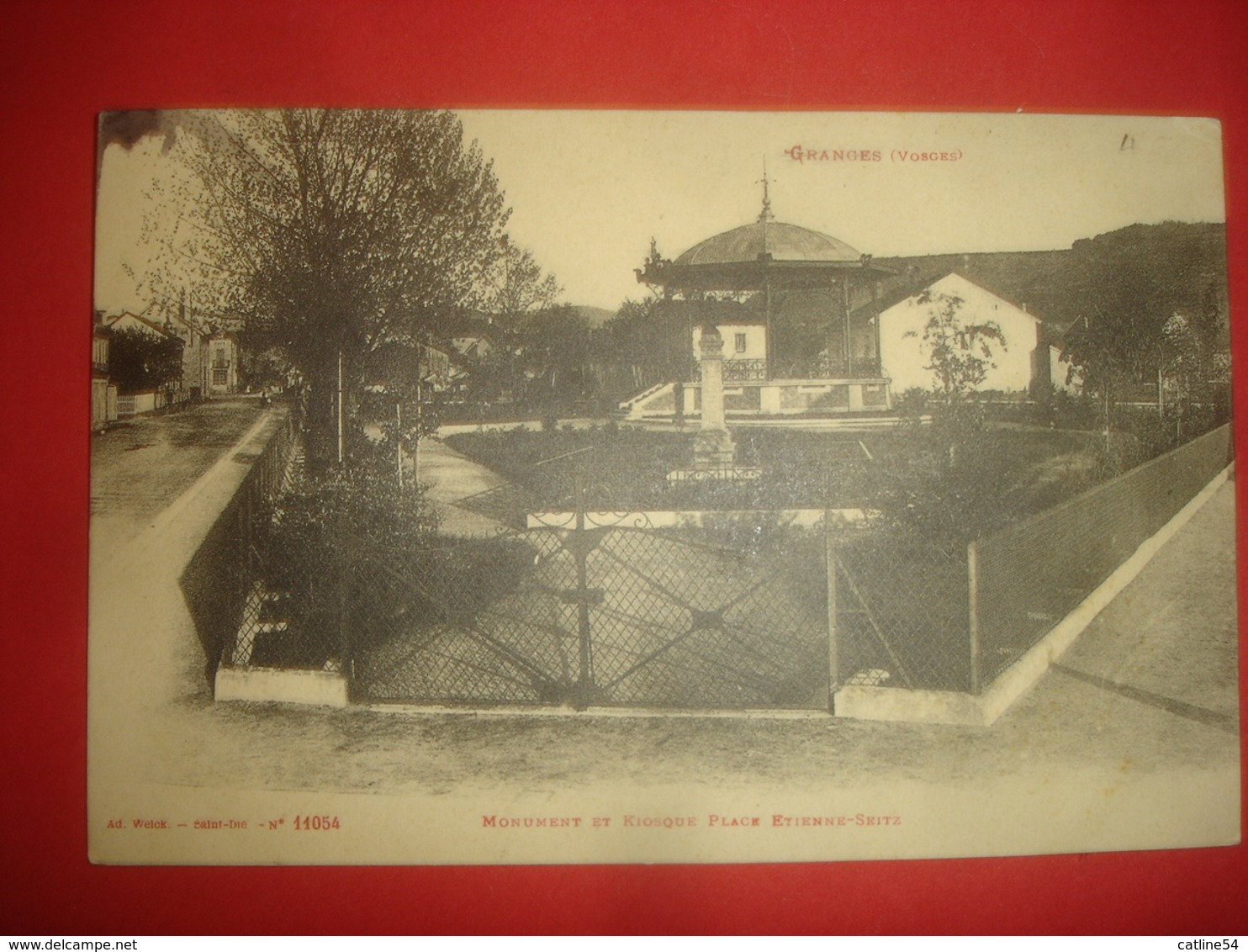 N°0697 VOSGES 88. GRANGES. MONUMENT ET KIOSQUE PLACE ETIENNE SEITZ. - Granges Sur Vologne