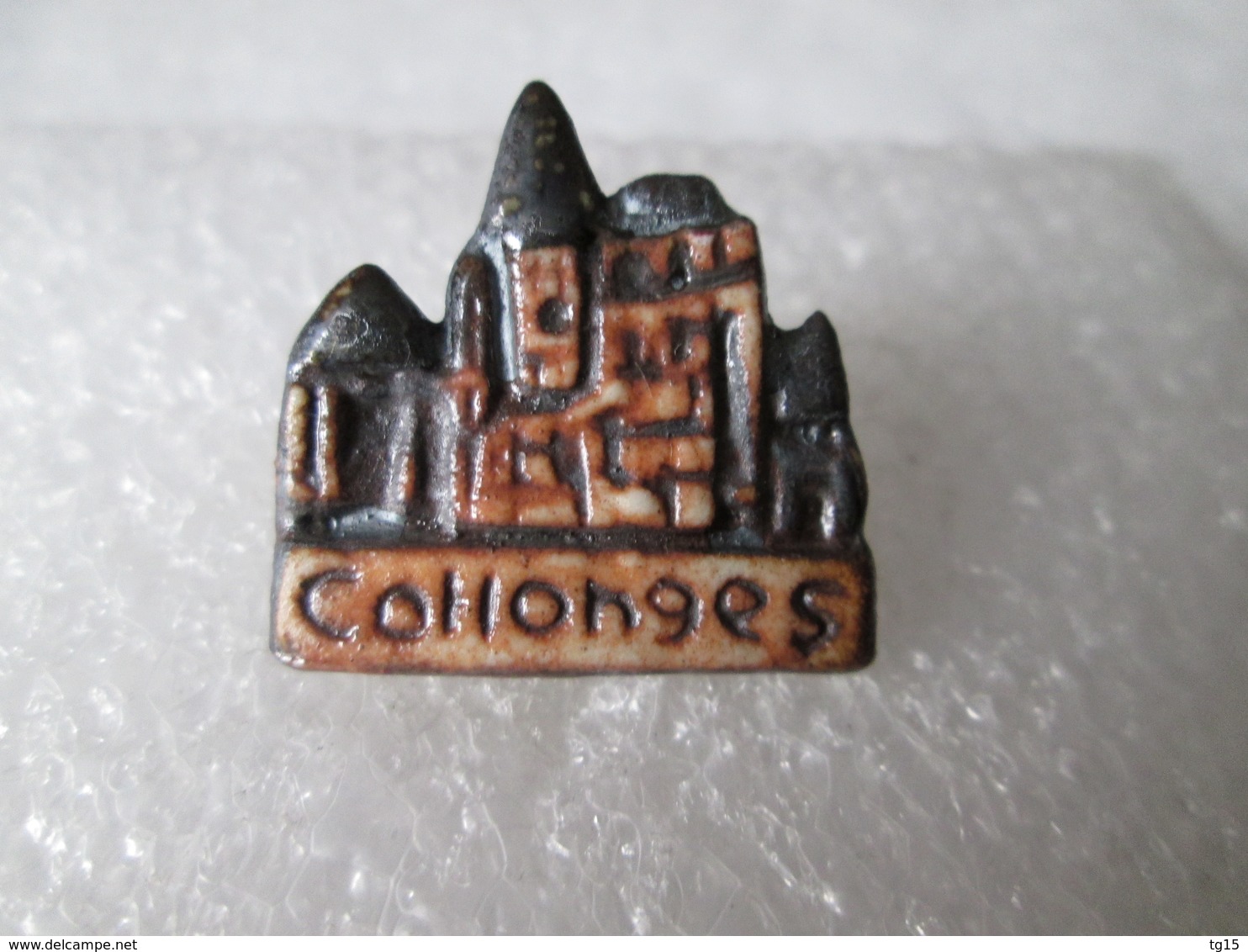 PIN'S    COLLONGES    Porcelaine - Villes