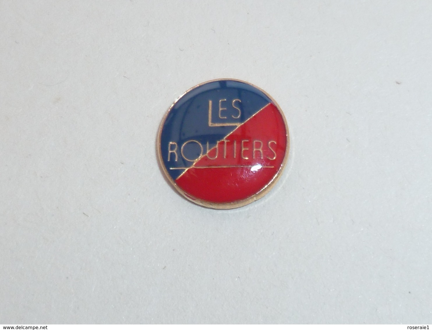 Pin's LOGO LES ROUTIERS B - Transportation