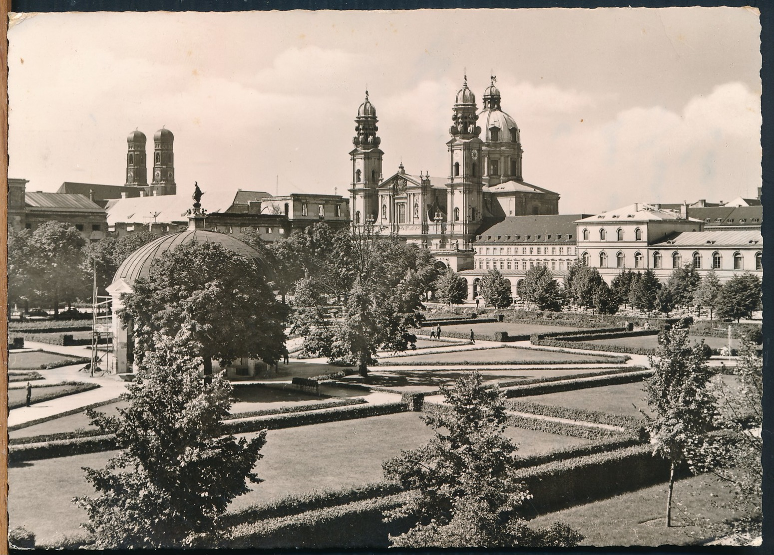 °°° 17676 - GERMANY - MUNCHEN - HOFGARTEN MIT BLICK DIE THEATINERKIRCHE - 1955 °°° - München