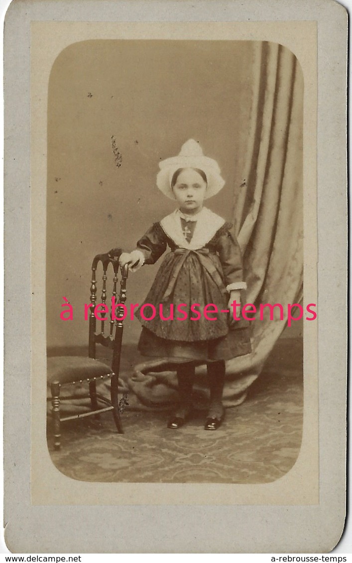 A Voir CDV 2 Sur 2-petite Fille Avec Coiffe Et Costume Régional- Vendée? Photo Anonyme Vers 1870 - Old (before 1900)