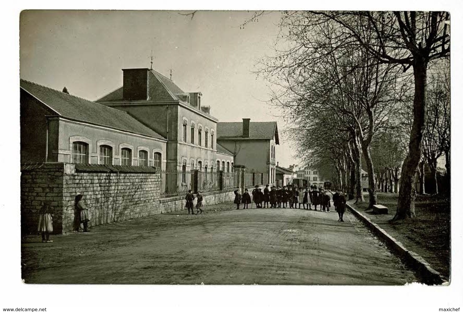 Tournus - Ecole Des Filles & Promenade De L'Esplanade Où Est Monté Un Chapiteau De Cirque, Voitures Forains, Enfants - Plaatsen