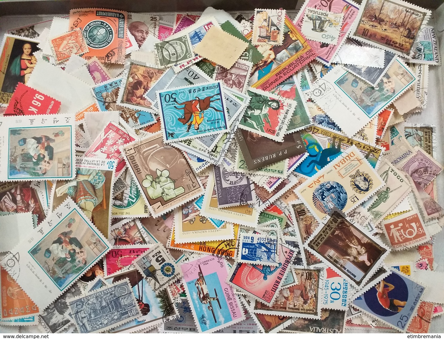 LOT N° e135 un lot de plus de 2000 timbres du monde