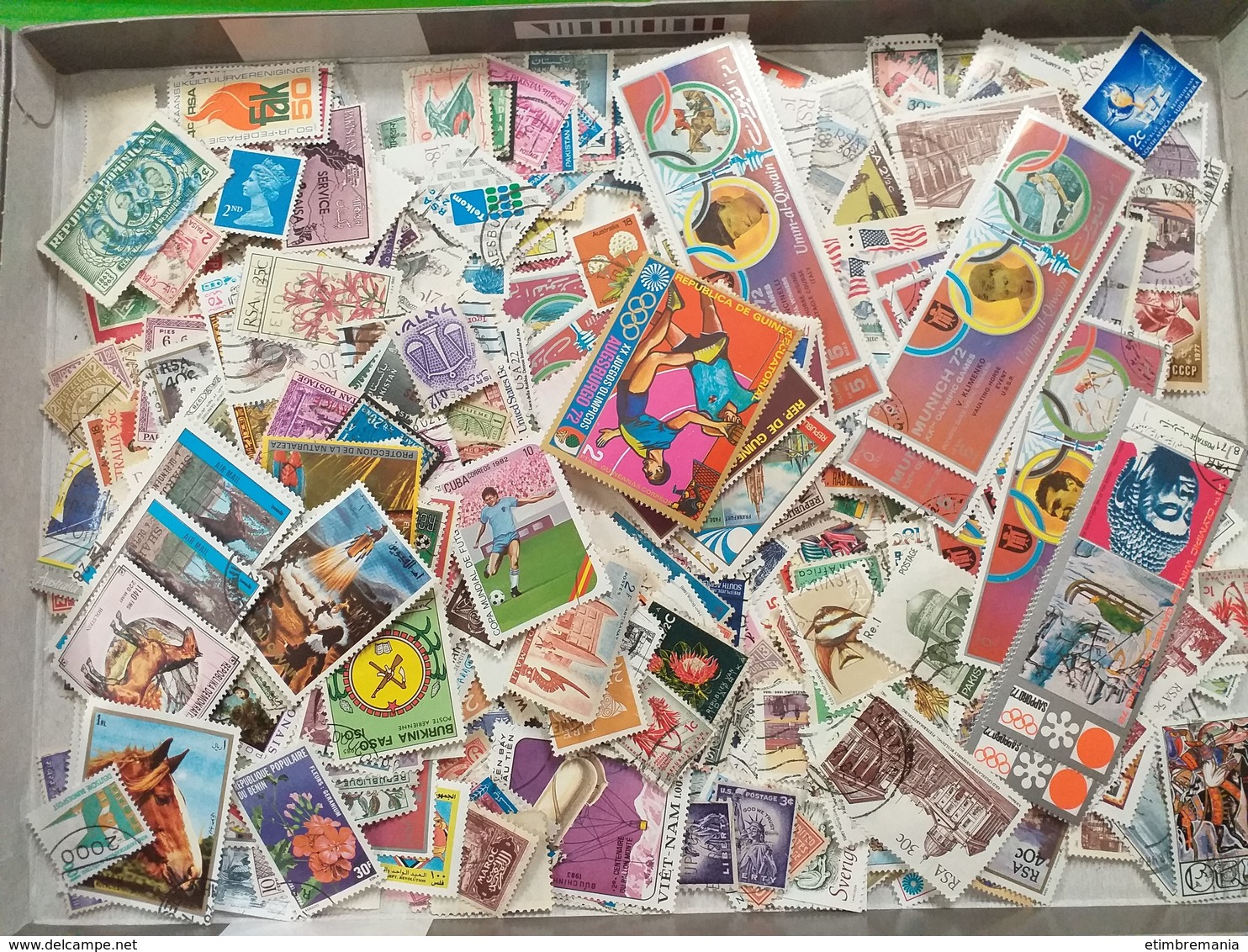 LOT N° E129 Un Vrac De Plus De 2000 Timbres Du Monde ( Thematiques ) - Colecciones (sin álbumes)