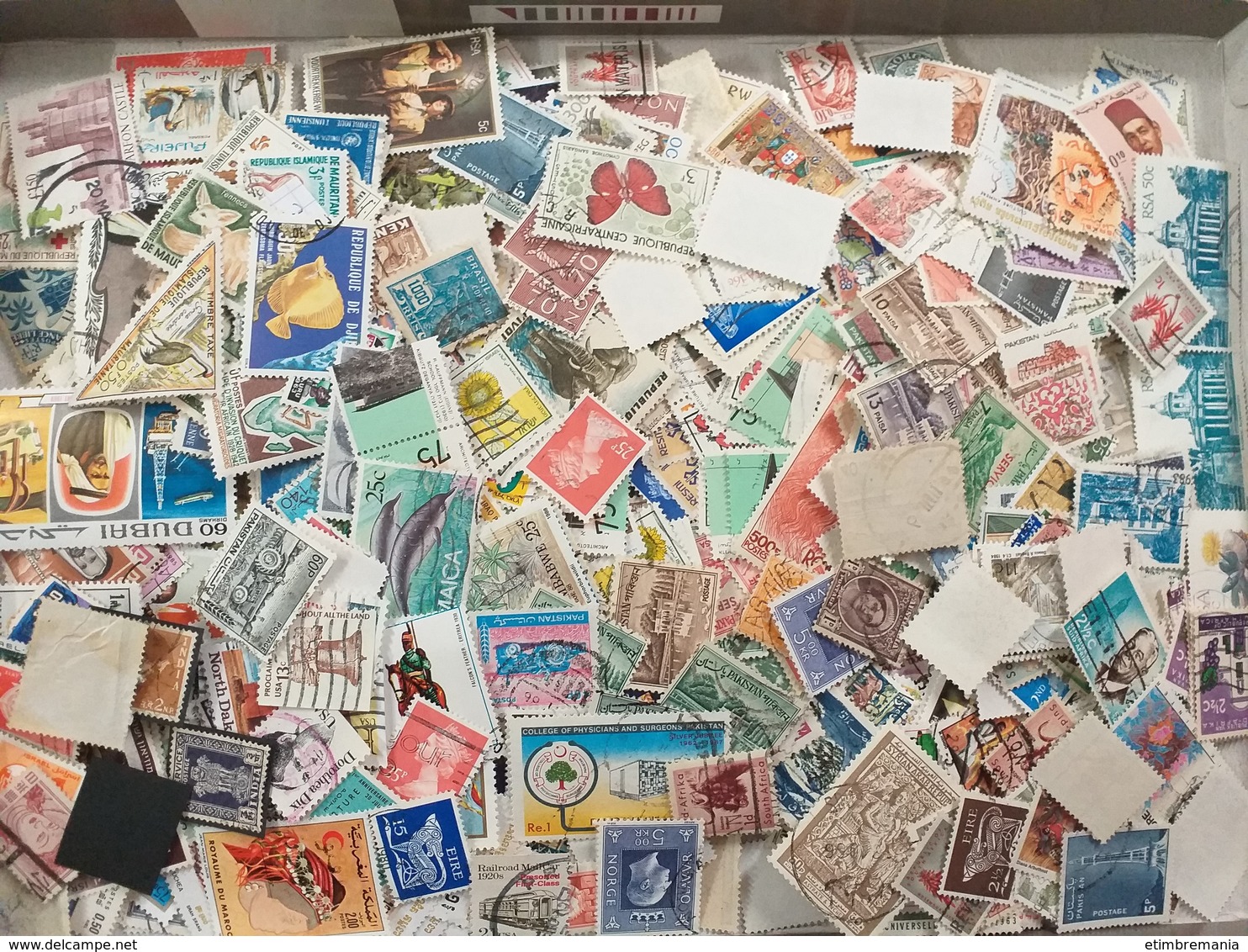 LOT N° E129 Un Vrac De Plus De 2000 Timbres Du Monde ( Thematiques ) - Colecciones (sin álbumes)