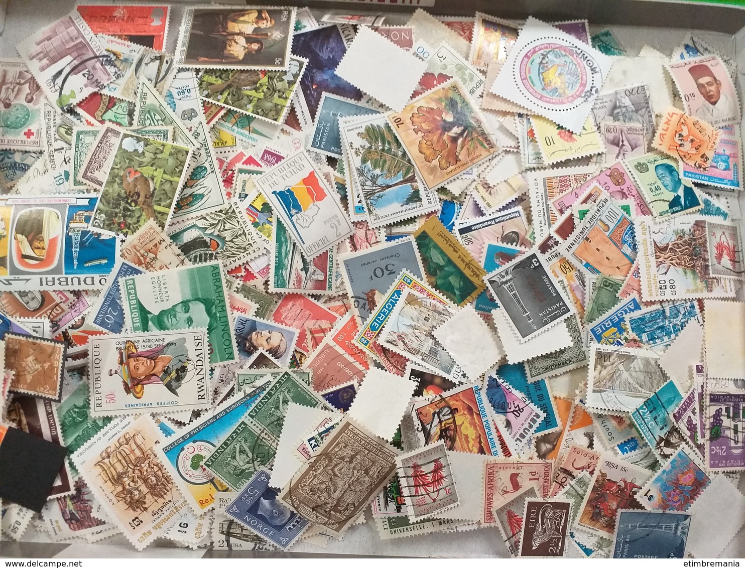 LOT N° e129 un vrac de plus de 2000 timbres du monde ( thematiques )