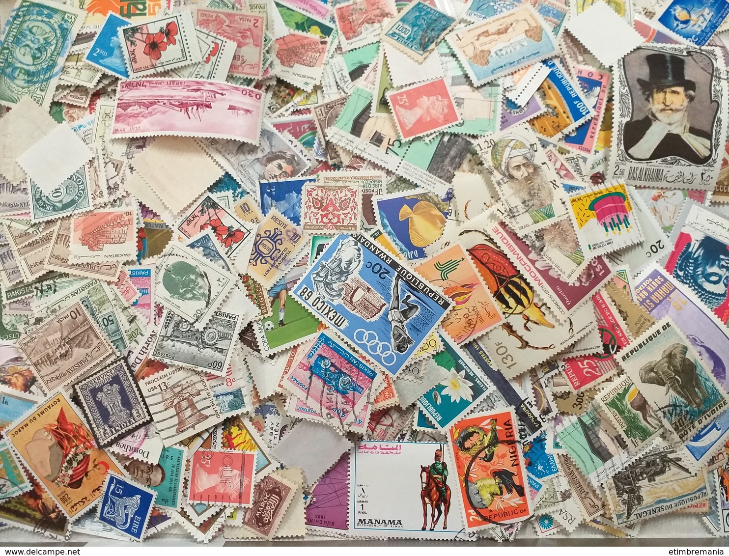 LOT N° e129 un vrac de plus de 2000 timbres du monde ( thematiques )