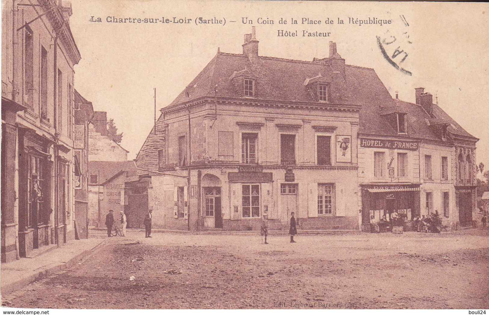 AVIT18-  LA CHARTRE SUR LE LOIR  DANS LA SARTHE UN COIN DE LA PLACE DE LA REPUBLIQUE CPA  CIRCULEE - Autres & Non Classés