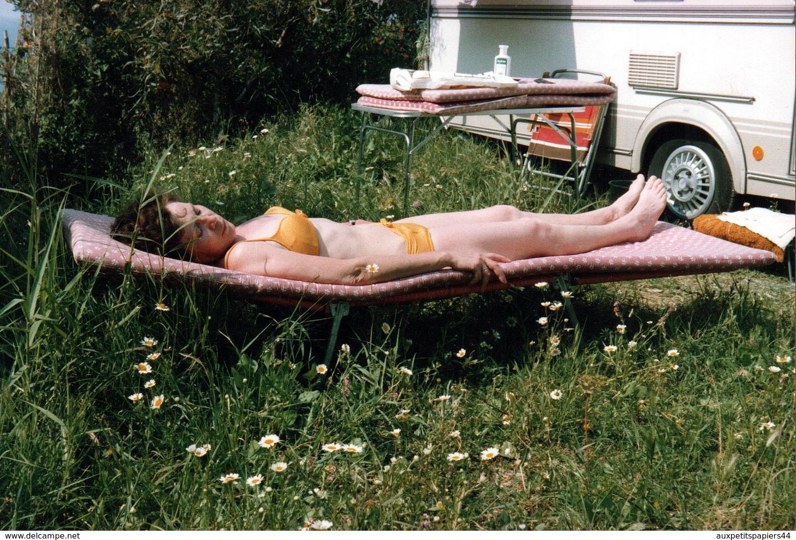 Photo Couleur Originale Sieste Et Farniente Sur Transat Pour Pin-Up Sexy & Bikini Jaune Au Milieu Des Pâquerettes 1989 - Pin-ups