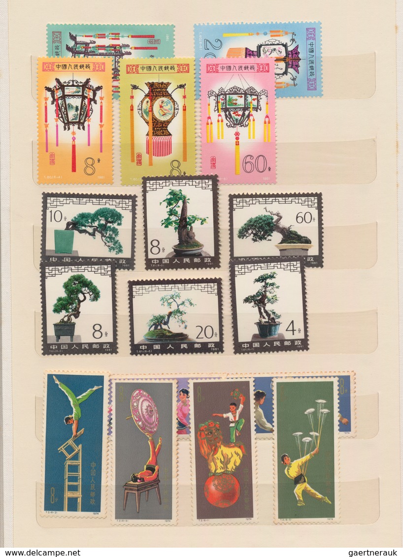 China - Volksrepublik: 1971/1986 (ca.), accumulation of complete sets MNH in two Chinese stockbooks,