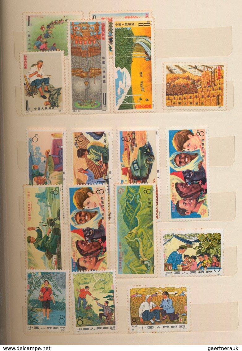 China - Volksrepublik: 1971/1986 (ca.), accumulation of complete sets MNH in two Chinese stockbooks,