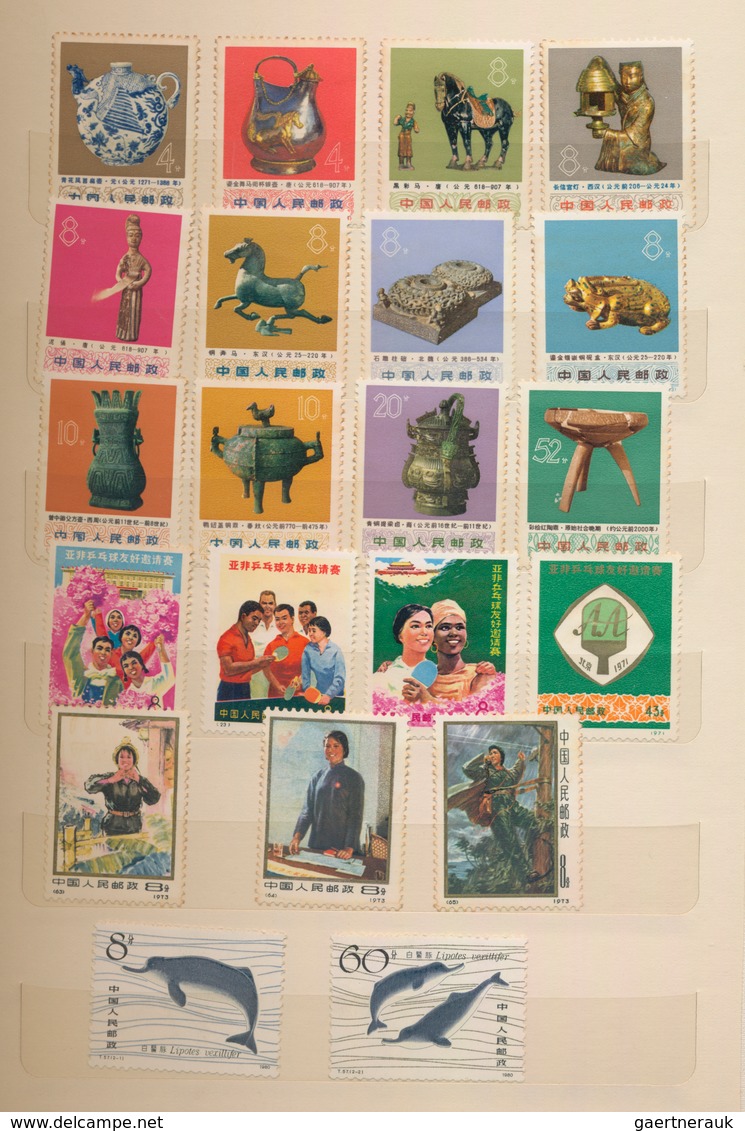 China - Volksrepublik: 1971/1986 (ca.), accumulation of complete sets MNH in two Chinese stockbooks,