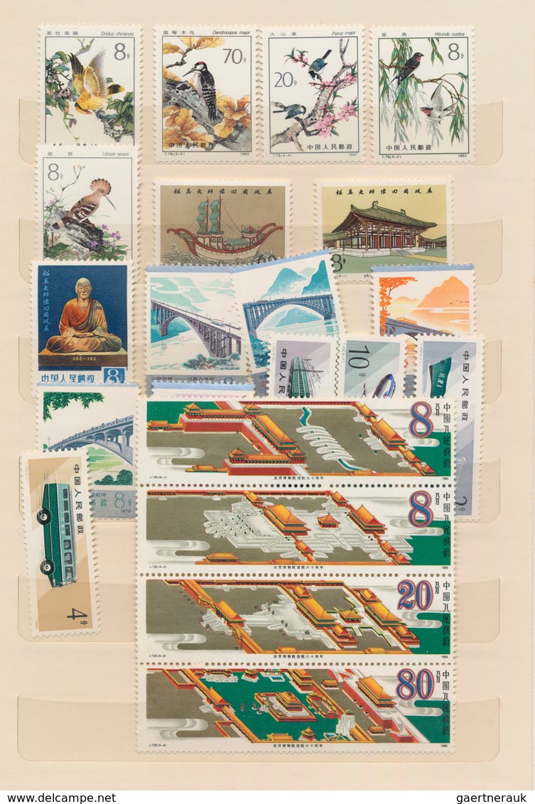 China - Volksrepublik: 1971/1986 (ca.), accumulation of complete sets MNH in two Chinese stockbooks,