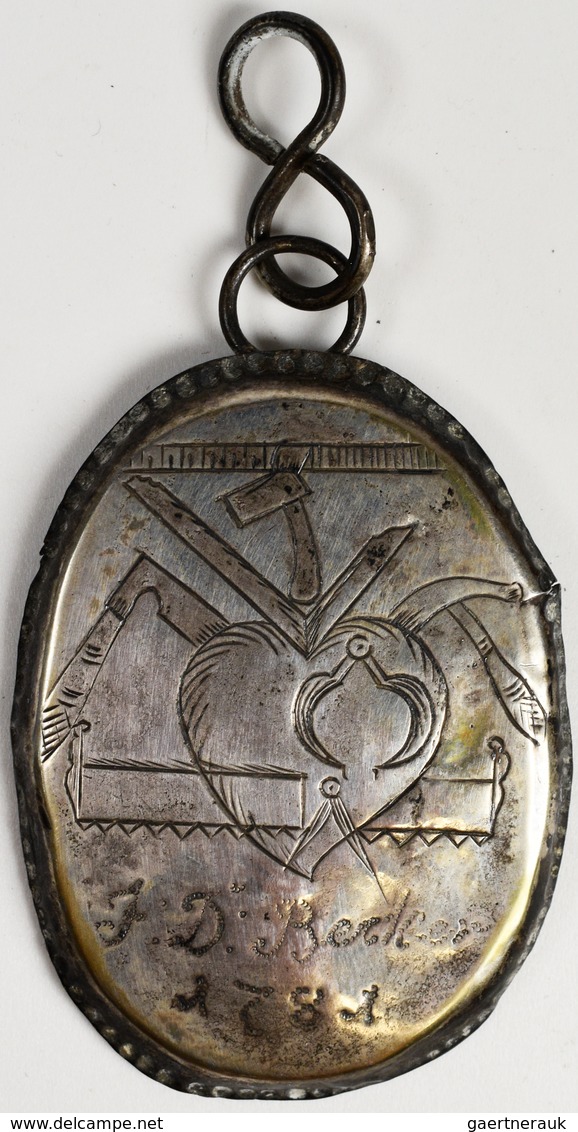 Thematik: Freimaurer / Free Masonry: Kleine Dekorative Freimaurer Plakette Mit Winkel, Zirkel, Axt, - Franc-Maçonnerie