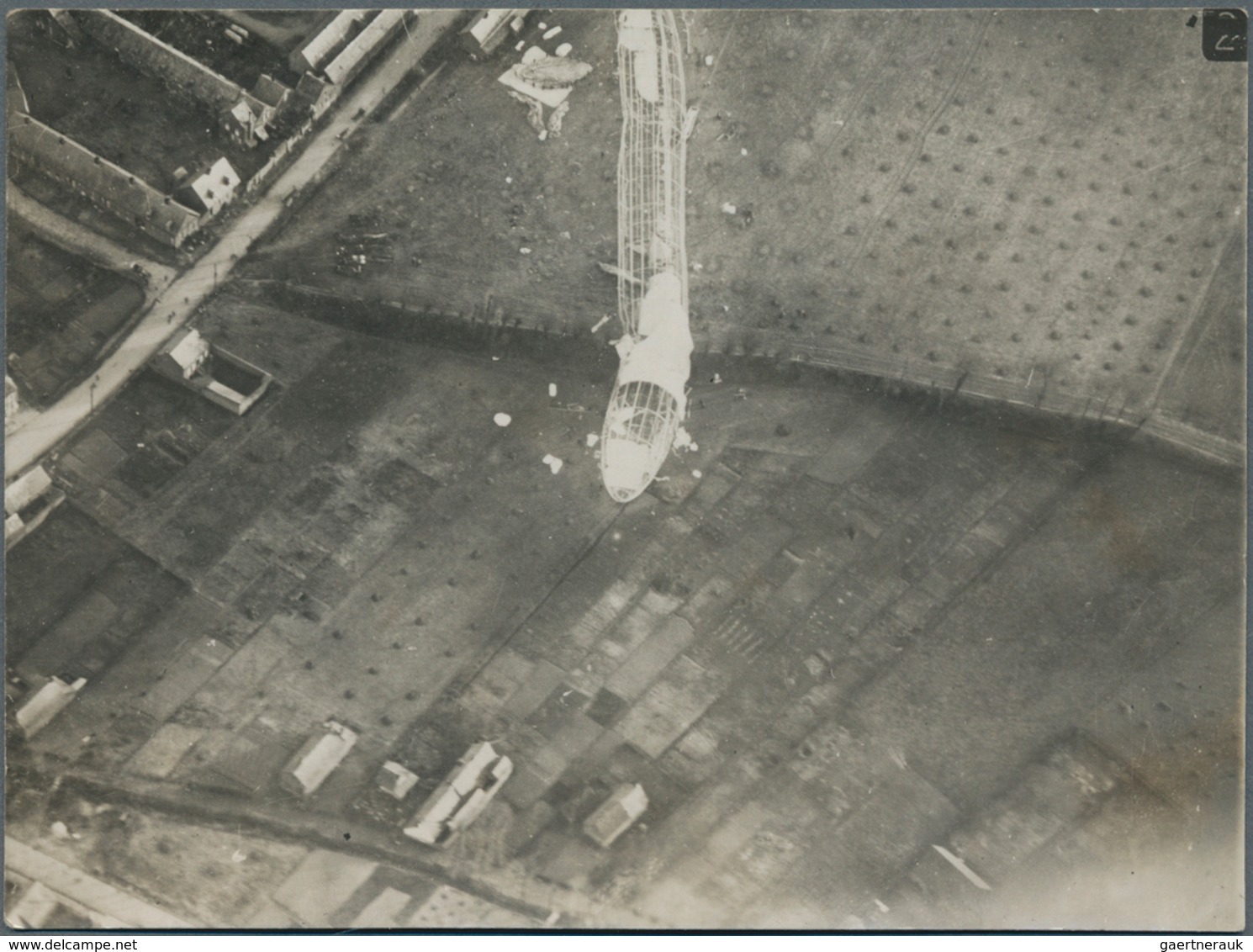 Thematik: Zeppelin / zeppelin: 1913 (ca). Rare, perhaps unique, collection of 22 original photograph