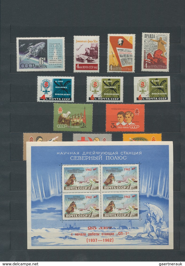 Sowjetunion: 1962-1979 Mint Collection In Four Stockbooks, With The Stamps And Good Souvenir Sheets - Brieven En Documenten