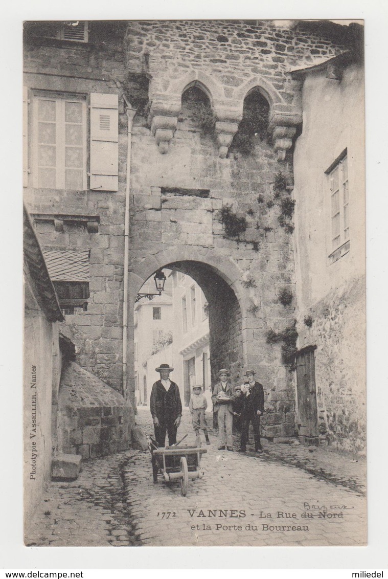 AC606 - VANNES - La Rue Du Nord (rayée Au Crayon à Papier )  Et La Porte Du Bourreau - Animée ! - Vannes