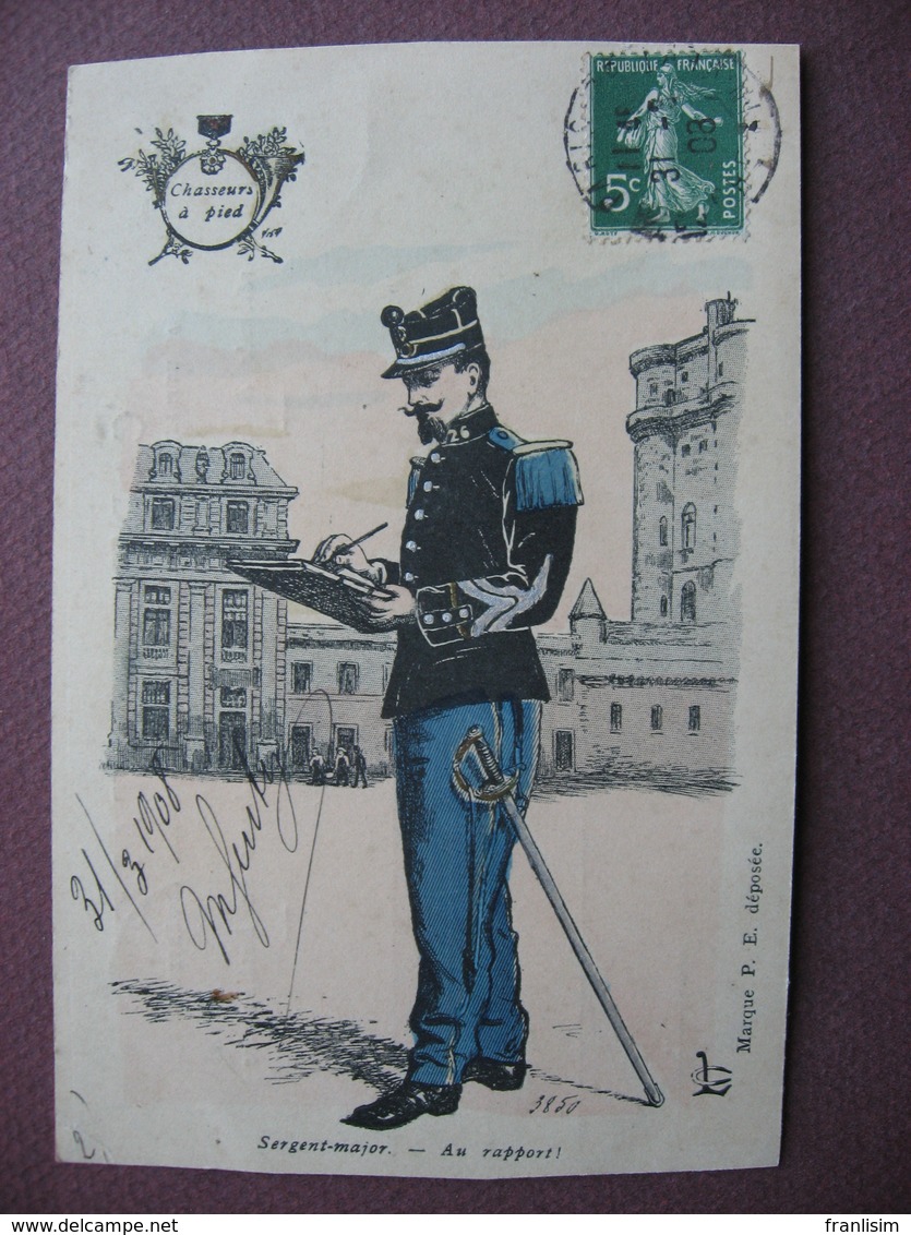 CPA Illustrateur MILITAIRE UNIFORME Régiment CHASSEURS A PIED  Sergent Major Au Rapport 1908 ARMEE SOLDAT Dorures - Uniforms