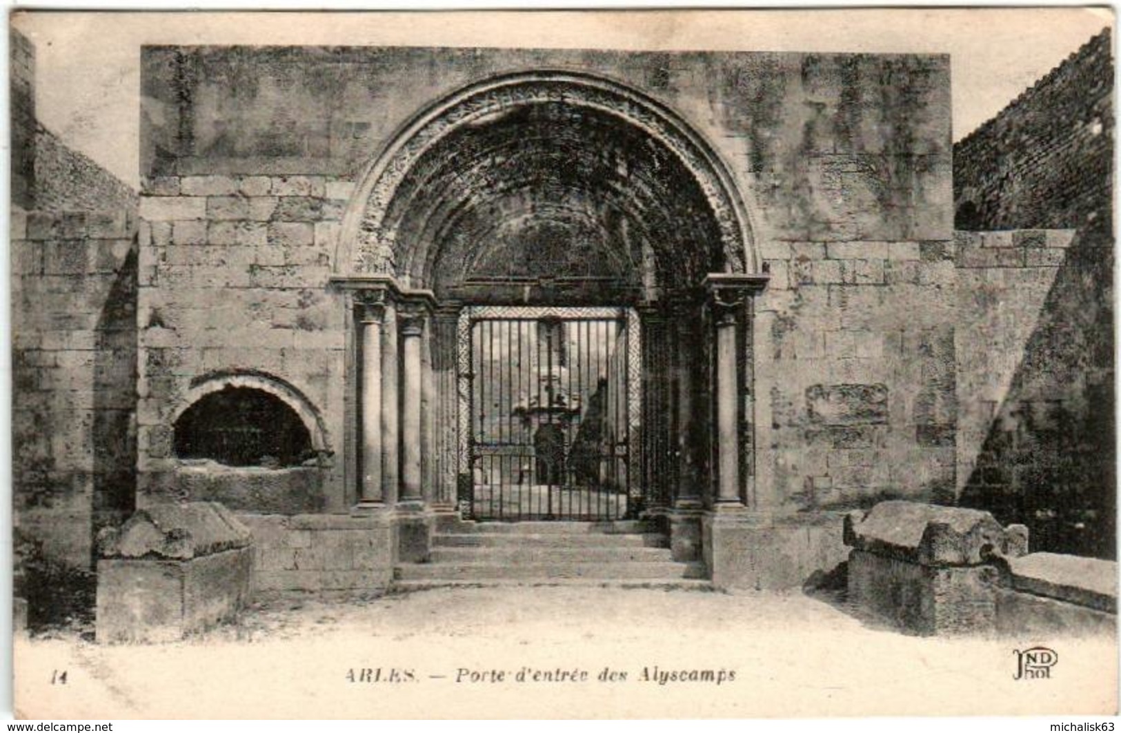 61kks 947 CPA - ARLES - PORTE D'ENTREE DES ALYSCAMPS - Arles