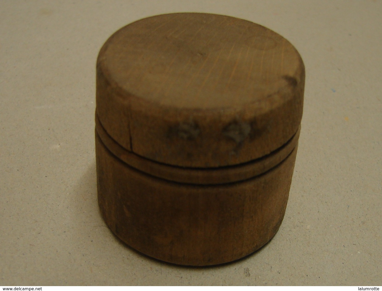 Mil. 8. Ancien Petite Bois En Bois Ronde Dans Laquelle Il Y Avait Des Capsules De Pistolets à Poudre Noir - Equipement