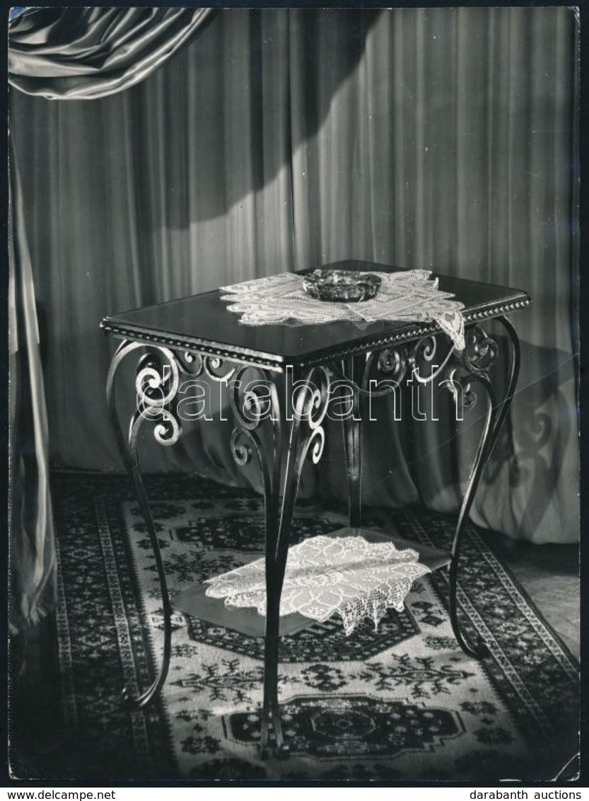Járai Rudolf (1913-1993): Fém Asztal Terítővel, Pecséttel Jelzett Fotó, Felületén Törésnyommal, 24×18 Cm - Otros & Sin Clasificación